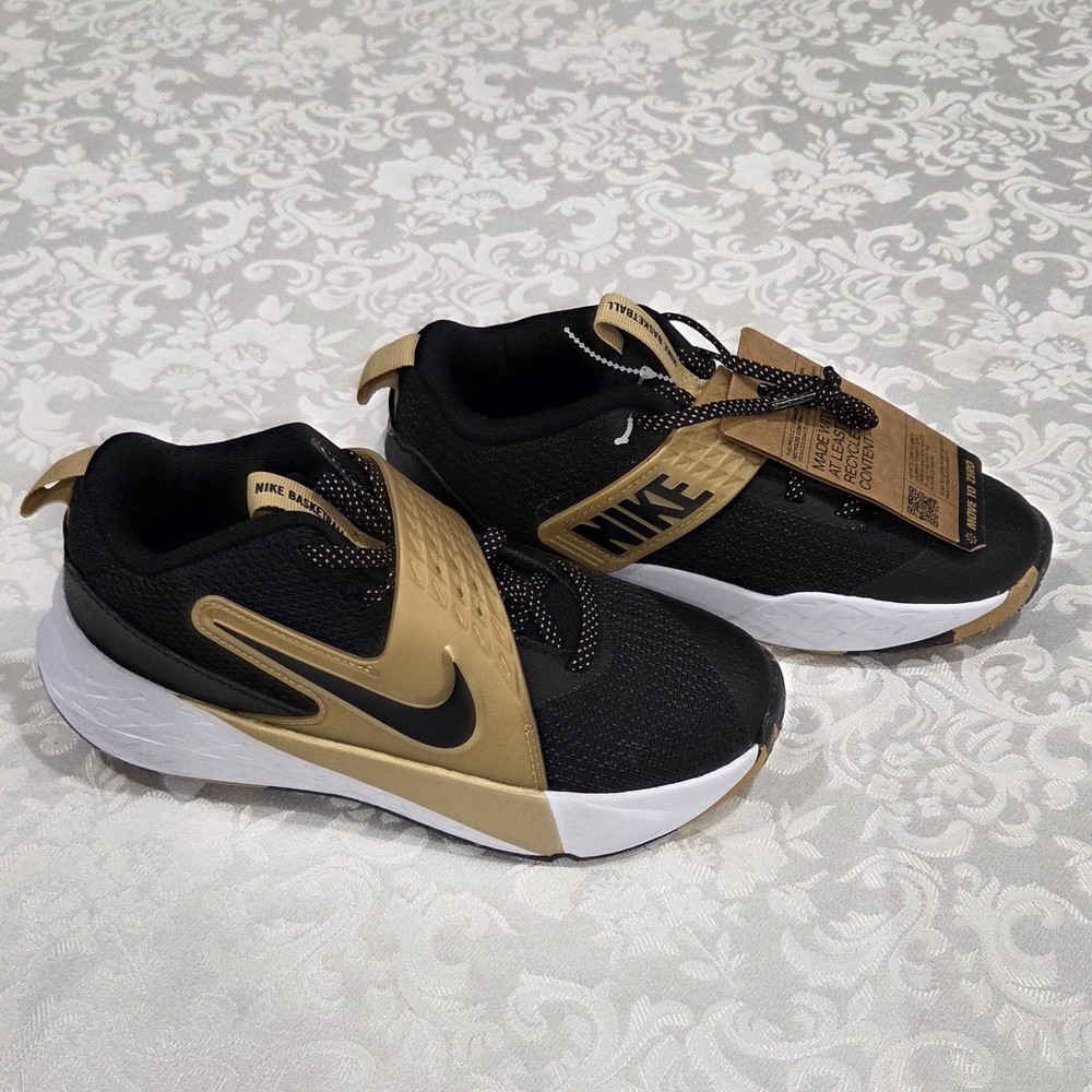 Nike Black and Gold Sneakers. Unisex Activewear Size Kids US 4Y / EUR 36